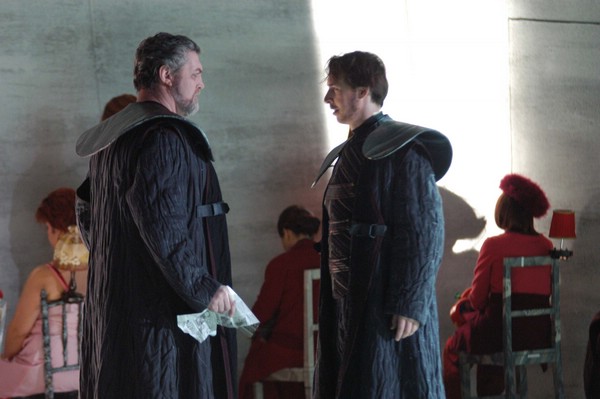 Phillip Joll (Macbeth) e Konstantin Gorny (Banquo)