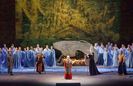 In primo piano Mirella Freni (Giovanna d'Arco); dietro, da sinistra, Carmelo Corrado Caruso (Lionel), Antonio Marani (Thibaut), Konstantin Gorny (Cardinale) e Keith Olsen (Re Carlo VII), Teatro Regio Torino - Stagione 2001-2002   
