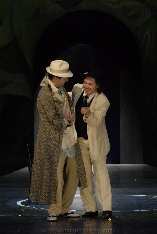 Troppo mi premono 
queste contadinotte; 
le voglio divertir finch vien notte.konstantin_gorny_don_giovanni_leipzig_2009-akt1-013.JPG