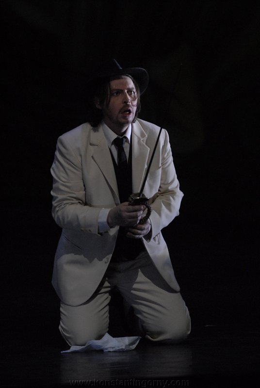 Bizzarra  inver la scena, 
Verr il buon vecchio a cena.konstantin_gorny_don_giovanni_leipzig_2009-akt2-014.JPG
