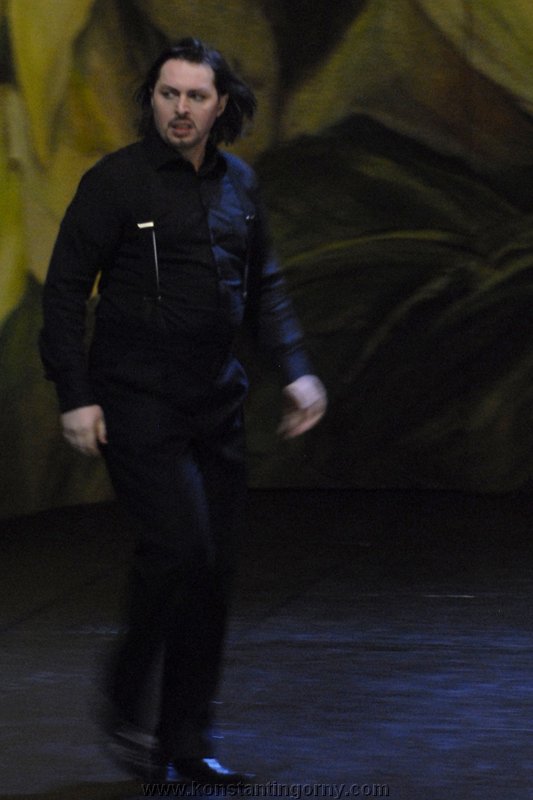 Gi la mensa  preparata. 
Voi suonate, amici cari!konstantin_gorny_don_giovanni_leipzig_2009-akt2-015.JPG