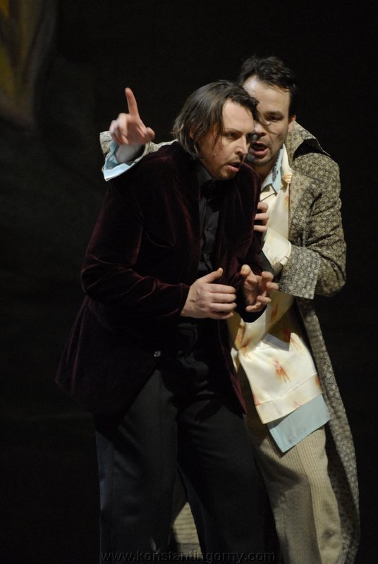 LEPORELLO 
entra spaventato e chiude l'uscio 
Ah, signor, per carit! 
Non andate fuor di qua! 
L'uom di sasso, l'uomo bianco, 
Ah padrone! Io gelo, io manco.konstantin_gorny_don_giovanni_leipzig_2009-akt2-018.JPG
