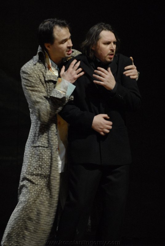 LEPORELLO 
facendo capolino di sotto alla tavola 
Ah padron! Siam tutti morti.konstantin_gorny_don_giovanni_leipzig_2009-akt2-020.JPG
