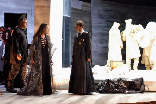 Phillip Joll (Macbeth),Konstantin Gorny (Banquo) e Tatiana Serjan (Lady Macbeth)jpg